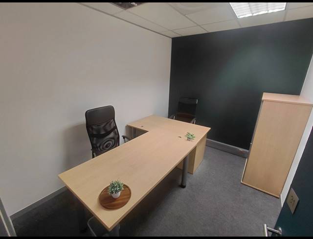 20M² SERVICED OFFICE TO LET IN FOURWAYS